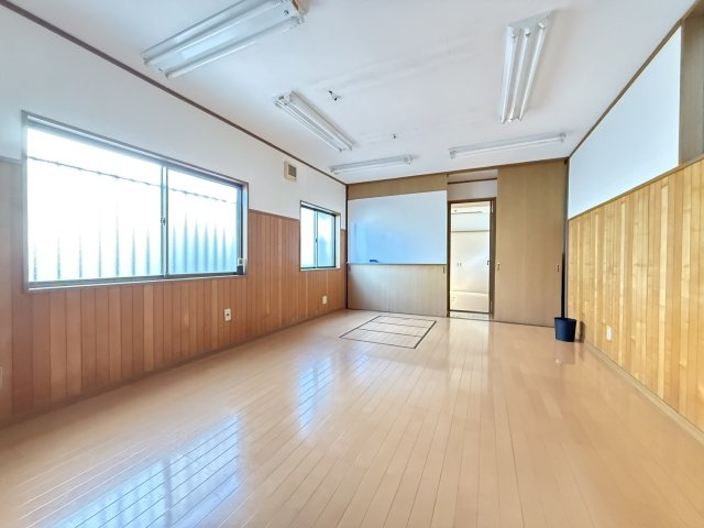 2階部分の16帖洋室は、窓が多く明るさと開放感に満ちた空間です。木目の壁と床が温かい雰囲気を演出し、リビングとしても教室や作業スペースとしても使いやすい広さが魅力。用途を選ばないフレキシブルな部屋です