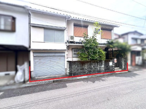 前面道路を含む現地外観です。間口が広く、道路との高低差も少なく車の出し入れも安心〇