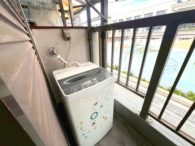 洗濯物の仕分け作業がしやすく、整理整頓が容易になります。洗濯音や湿気を他の部屋に持ち込まず、生活環境を快適に保ちます。上部を活用すれば収納スペースを確保でき洗剤や洗濯用品の整理もしやすくなります。