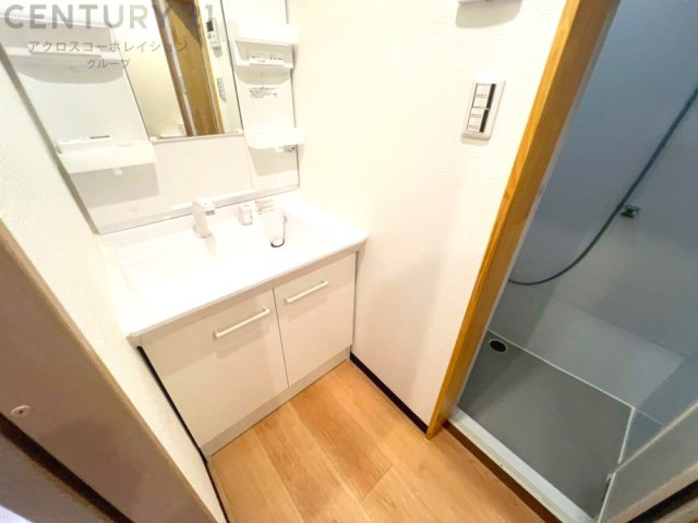 衣服の収納や脱ぎ着や整理整頓がしやすく、湿った衣類を乾燥させるスペースがありカビや臭いの発生を防ぎます。床の汚れを他の部屋に持ち込まず清潔を保つことができます。また快適な入浴環境の整備にも役立ちます。