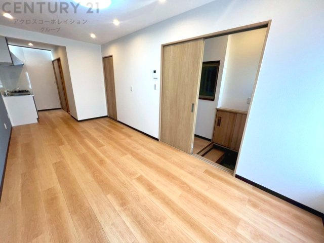 リビングダイニングは家族や友人とのコミュニケーションを楽しむ場所でくつろぎながら食事や会話を楽しめ、多目的に利用できリラックスできる空間です。家庭内の中心として機能し、快適な生活をサポートします。