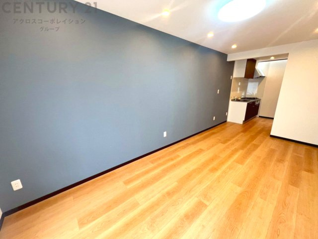 リビングダイニングは家族や友人とのコミュニケーションを楽しむ場所でくつろぎながら食事や会話を楽しめ、多目的に利用できリラックスできる空間です。家庭内の中心として機能し、快適な生活をサポートします。