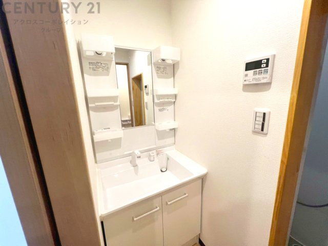 化粧品や洗顔料、歯ブラシなどの必需品をまとめて置ける収納スペースがあり、使用するたびに取り出す手間が省けます。また、水回りのため、濡れても大丈夫な素材が使用されており、お手入れが簡単です。