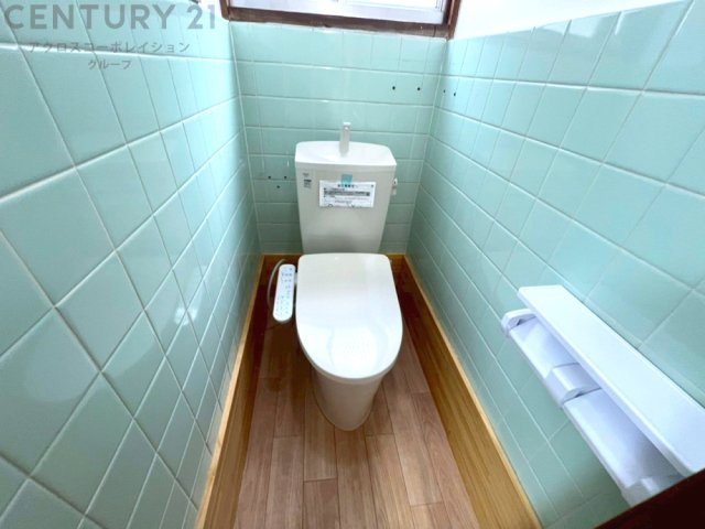 温水洗浄便座付トイレは温水洗浄機能により、暖かい水でおしりを洗浄することができ、冷たい水を使う従来の便座に比べ、温水洗浄機能で暖かいトイレを提供し、快適な使用を可能にします。