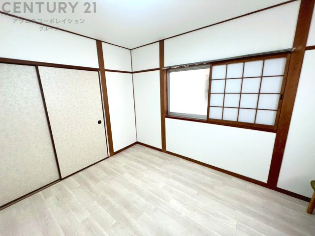 明るい色合いのフローリングとクロスを使用した洋室は家具やインテリアとも調和しやすく空間が広く感じられ開放感を生み出します。自然光を効果的に反射し、室内を明るく保つため、日中の照明使用を抑えられます。