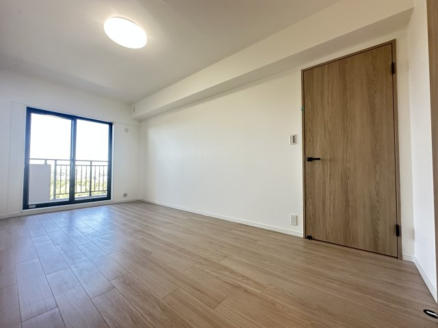 8．4帖のゆとりの洋室です。木目調の建具も高級感があります。
