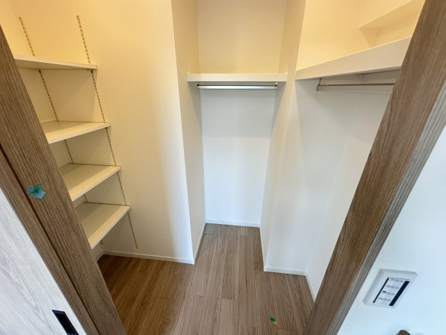 もう一つの6帖の洋室にもWICが備わっています。お部屋をすっきりと使えますね。