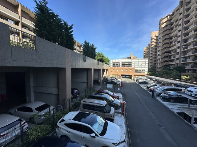 駐車場の様子になります。駐車しやすそうなスペースがとってあります。