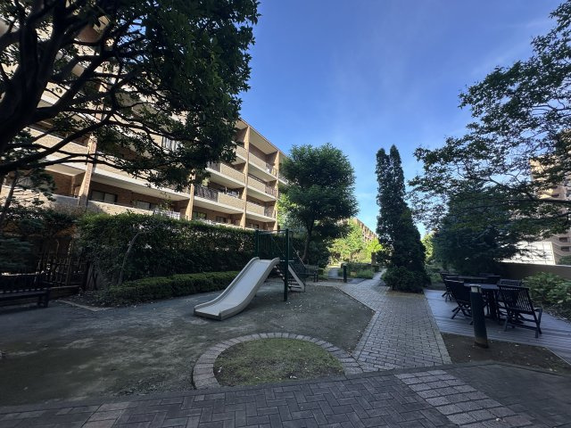 敷地内に公園もありますのでお子様も安心して遊ばせられます。