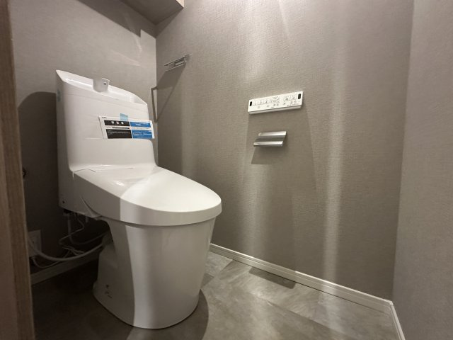 落ちつく空間のトイレは、温水洗浄便座を採用です。
