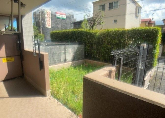 バルコニーは、室外の専用スペースのうち、「屋根がなく開放された空間」であるものを指します。ベランダより広いタイプのものが多く、日当たりもよいため家庭菜園などを楽しみたい人にとって適した環境となります。