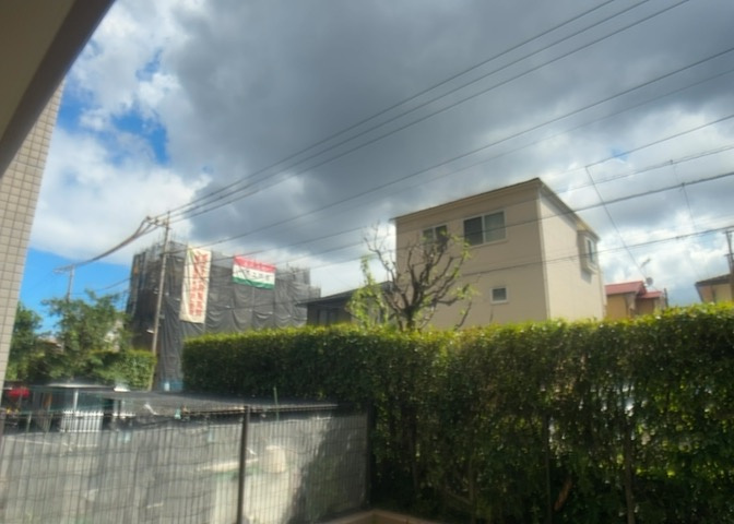 眺望の良さを楽しめるダイニングキッチンで家族団らんの時間を過ごしてはいかがでしょうか。バルコニーから見える景色を家族で眺める時間は、時間が経つのを忘れてしまいそうですね。是非、現地を見に行きましょう！