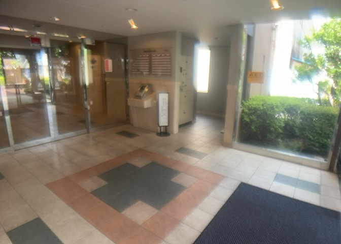 マンションのエントランスには、もともと風よけや防犯の役割がありますが、マンションによって宅配ボックスなどの設備が備わっている所もあります。日々の生活をイメージしながら生活しやすさをチェックしましょう。