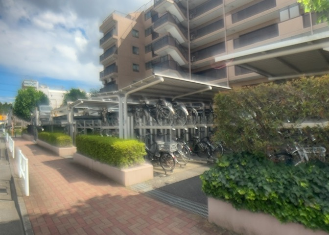 マンションの駐輪場は、事前に空きがあるか確認を取ると安心です。せっかく入居したのに駐輪スペースがない！なんてことになったら大変ですよね。そこで、内見時や購入前にはまず事前に確認しておくと良いでしょう。