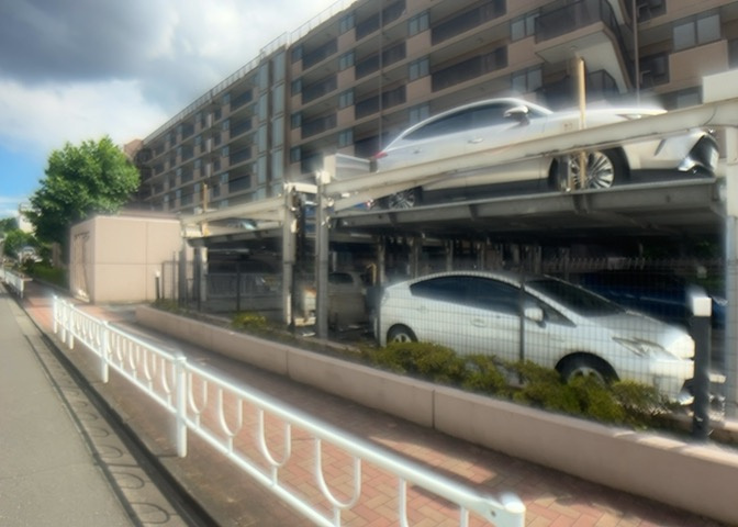 駐車場と明記されていても、最小スペースでつくられた駐車場だと大型車は駐車できなかったり、出入りしにくくなったりする可能性があります。お車のサイズと購入したい物件の駐車場のサイズを現地で確認しましょう。