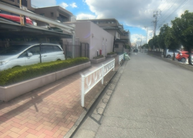 中庭（パティオ）とは、一つの建築物の内部に設けられた、壁などで囲われている庭のことを指します。コの字型、ロの字型が主流ですが、L字型の中庭もあります。最近では、インテリア性の高さからも人気があります。