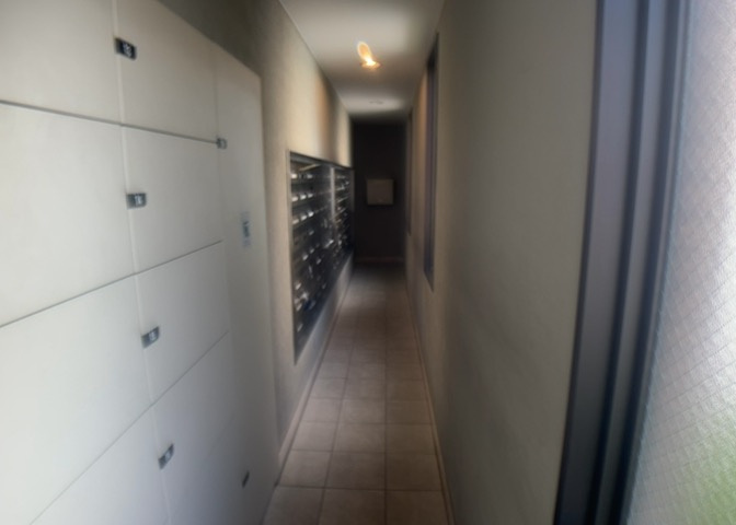 エントランス付近に設置されている集合ポストは、住んでいる部屋と離れているため、ポストをあさるなど誰かに何かされていても被害に気づきにくいです。入居する時には他人に特定されにくい番号で鍵をかけましょう！