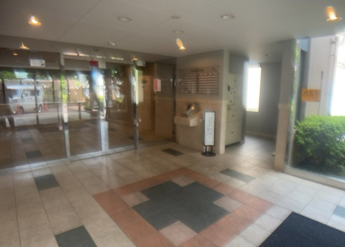 ラウンジは、マンションの共用スペースに椅子やテーブルなどを配置した利用者が寛げる空間です。屋内型ラウンジと屋外型ラウンジがあります。共用部分の管理状況と合わせて、詳細については現地でご確認ください。