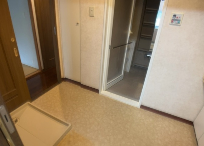 洗面脱衣所は「体を綺麗に整える場所」という目的と役割を持っています。そして便利で使い勝手のいい「体を綺麗に整える場所」にするためには、配置や動線、照明や収納計画をしっかりと検討しておく必要があります。