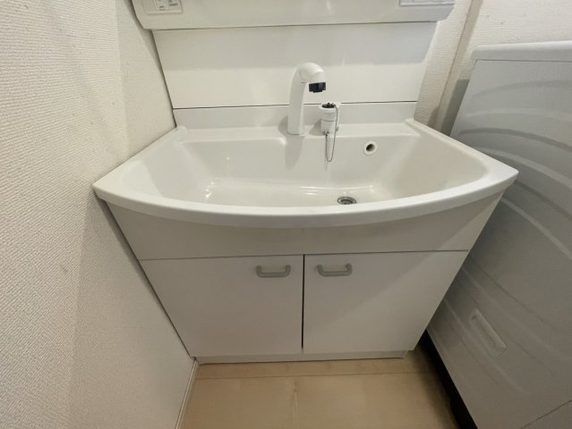 広めのボウルで使いやすい洗面化粧台。身支度がしやすい三面鏡付きで収納も豊富。朝の慌ただしい時間もスムーズに身支度ができます。明るい空間で清潔感が高く、家族みんなが気持ちよく使える洗面スペースです。