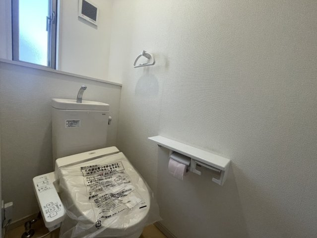 清潔感のあるホワイト基調のトイレ。温水洗浄便座付きで快適性UP。小窓があり自然換気しやすく、いつでも爽やかな空気を保てます。手洗いタンクで節水効果も期待でき、日々の暮らしに優しい設備が揃っています。