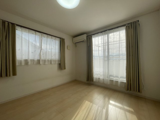 柔らかな陽光が差し込む明るい洋室。南向きの大きな窓があり、日中は照明いらずの快適空間です。エアコン設置個所があり、季節を問わず心地良く過ごせます。寝室や書斎にも最適。周辺は静かな住宅地です。