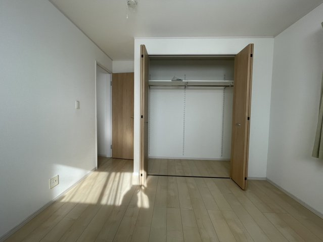 大きなクローゼットを備えた洋室は収納力良し。お部屋を広々と活用できます。窓からの採光が良く、1日を通して明るい快適な空間。子ども部屋・寝室・ワークスペースとして柔軟に活用可能です。