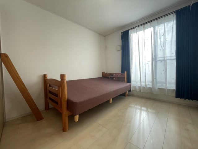 大きな窓から光がたっぷり入る明るい洋室。寝室や子ども部屋にぴったりの広さで、落ち着いた雰囲気が魅力です。収納もあり、お部屋を広く使えます。静かな立地で快適なプライベート空間が確保できます。