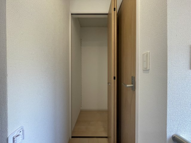 1階ホールには使い勝手の良い収納スペースを配置。日用品や掃除道具などをすっきりしまえるため、生活感を出さずにきれいをキープできます。各部屋への動線上にあり、家事効率もアップします。