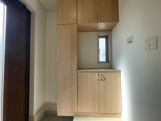 玄関には上下にしっかり収納できる大型シューズボックスを完備。靴や雨具、小物まで整理しやすく常にすっきりとした玄関を保てます。小窓付きで自然光が入り、明るさと換気が両立した心地よいエントランス空間です。