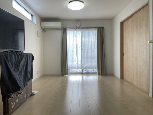 大きな掃き出し窓から柔らかな光が差し込む明るいリビング。家族が集まりやすい広々空間で、開放感のある居心地の良さが魅力で、快適に過ごせます。和室への動線も近く、子育て世帯にも使いやすいレイアウトです。