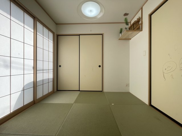 優しい光が障子越しに差し込む和室は、落ち着きある癒しの空間です。お昼寝や来客時の客間として多用途に利用可能。収納付きで生活感を隠しやすく、畳の香りが心地よく、LDKと隣接し使い勝手の良い配置です。