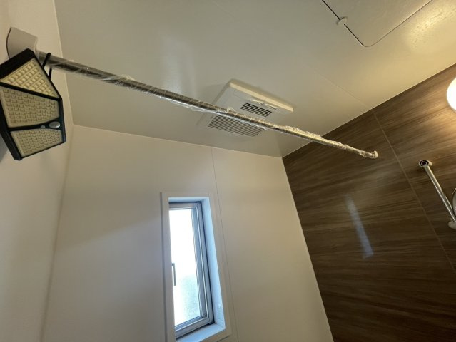 浴室には浴室乾燥機と物干しポールが設置され、雨の日や花粉の季節でも安心して洗濯物を干せる便利な設備が揃っています。換気窓も付いておりカビ予防にも効果的。毎日の家事がぐっと楽になる魅力的なポイントです。