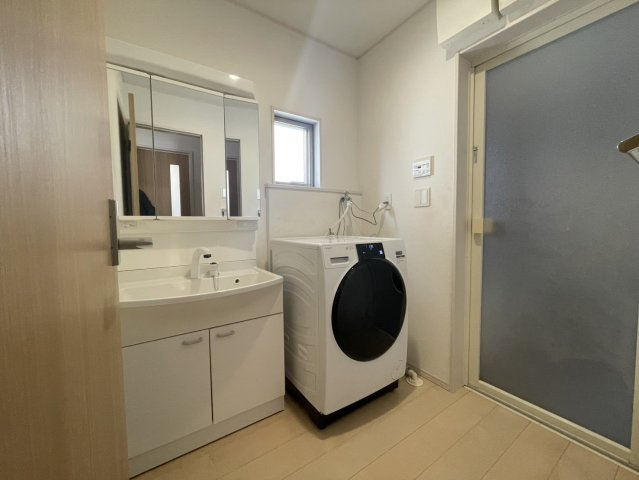 脱衣所は洗面台と洗濯機が無理なく配置できるゆとりある広さ。家事動線が良く、朝の準備もスムーズです。窓付きで明るく換気も簡単。バスルームへのアクセスも良く、毎日使う空間として快適さが際立ちます。