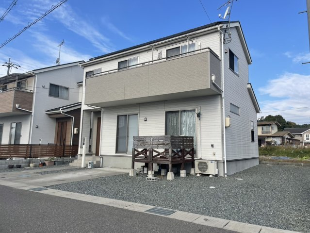 スタイリッシュな外観が目を引く戸建住宅。ゆったり3台並列駐車できる広い駐車スペースが魅力です。太陽光パネル設置で、電気代節約にも貢献。周辺は整備された分譲地で住環境も良好です。