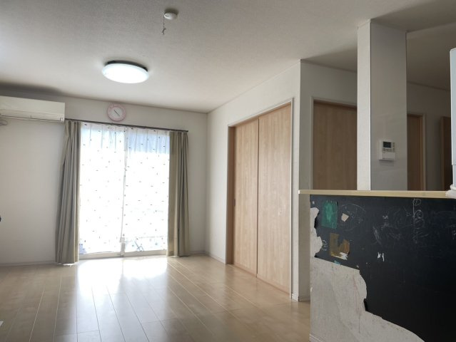 広々とリビング。家族団らんの時間をお過ごしいただけます。和室やキッチンとのつながりが良く、家族の気配を感じられる安心の間取りです。光がよく入り明るく、家具配置もしやすい形状で快適な生活空間です。