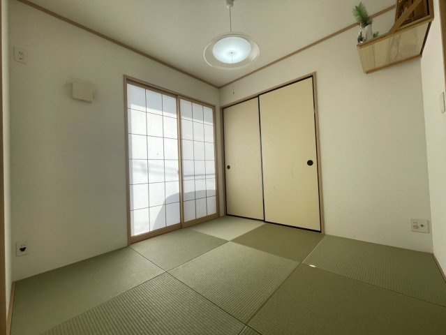 温かみのある畳が心地よい和室。来客用やお昼寝スペース、子どもの遊び場にも最適です。障子から入る柔らかな光が落ち着く空間を演出。リビングと隣接した使いやすい位置で、家族の暮らしに寄り添う和の間です。