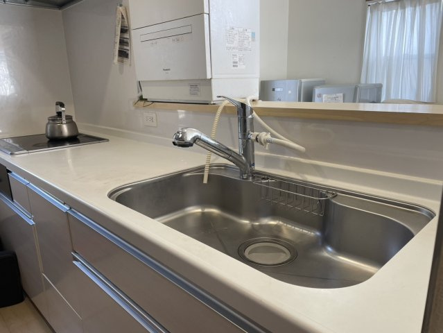 広めのシンクと使いやすい水栓で家事がはかどるキッチン。作業スペースもゆとりがあり料理の効率がアップ。家族や来客との会話を楽しみながら作業ができます。IHクッキングヒーターと合わせてお手入れも簡単です。
