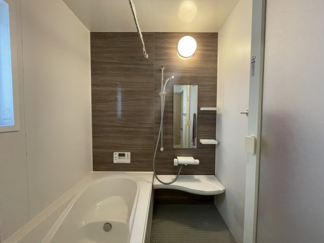 木目調パネルが温かみを演出するリラックス空間。ゆったり浸かれる浴槽と使いやすいシャワー設備で、毎日の入浴が快適に。浴室乾燥機付きで雨の日の洗濯も安心。お子様との入浴もしやすい広さです。