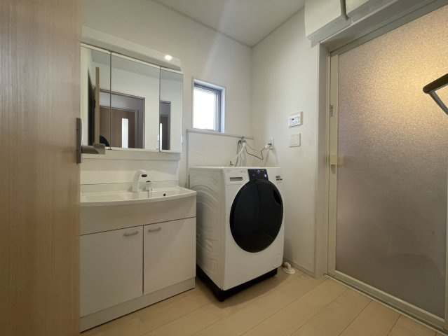 明るい窓付きで換気良好の脱衣スペース。洗面台の収納も多く、日用品がすっきり片付けられます。浴室への動線も良く、生活しやすい間取り設計。来客時にも安心して使える清潔な空間です。