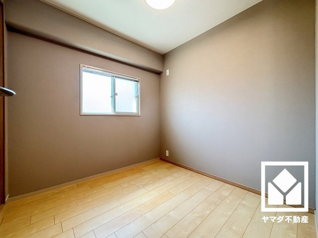 約4.5帖の洋室です。全居室に窓がございます。明るい陽光がたっぷり差し込む心地よい生活空間です。