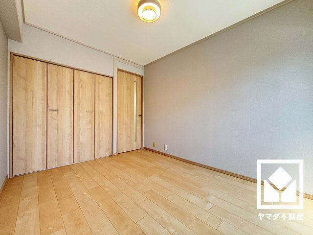 約6帖の洋室です。全居室に収納がございますので、お部屋の広さを最大限に活用できます。