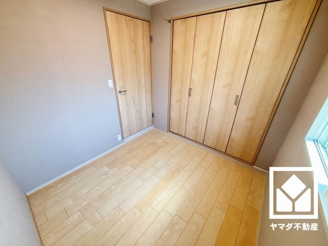 約4.5帖の洋室です。柔らかな光が差し込むお部屋で、快適で落ち着いた生活をお送りいただけます。全居室フローリングでお掃除もラクラクです。
