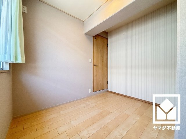 約4.2帖の洋室です。お子様のお部屋などにも丁度良い広さです。独立したお部屋なのでプライベートな時間をゆったり過ごせそうです。