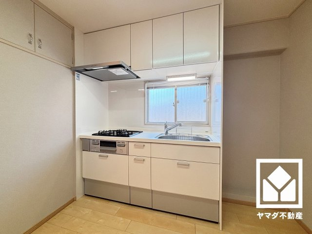 キッチンは空間を有効活用できる壁付けタイプ。窓がございますので、昼間は手元が明るく、お料理がはかどります。家族のごはん作りがもっとスムーズになる、便利な3口コンロ付き。