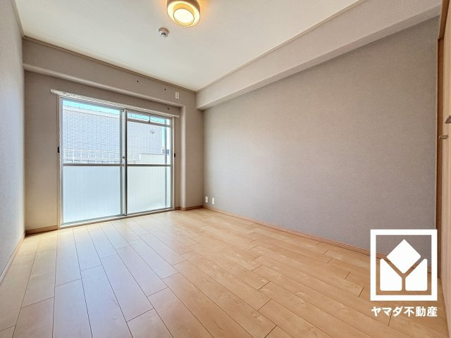 約6帖の洋室です。バルコニーにつながるお部屋で、通風・陽当たり良好。