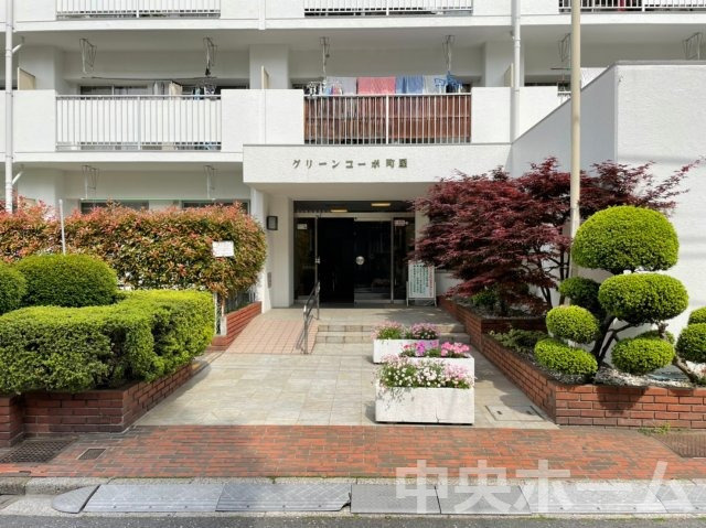 【エントランス】マンションのエントランスは、その物件の印象を決める、顔とも言える場所です。毎日通る場所ですからきれいなのが一番です。エントランス内はオートロックですので暮らしの安全も確保されています。