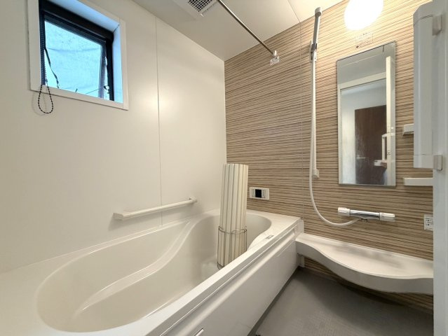 木目調デザインが美しいリラックス空間。おいだき機能・浴室乾燥機・ランドリーパイプなど、日々の暮らしを快適にする設備が充実しています。（CGによる家具消しを行っております）