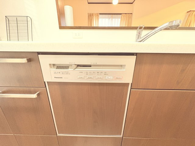 ビルトイン食洗機を搭載しており、毎日の食器洗いの負担を軽減。忙しいご家庭でも家事時間を短縮でき、ゆとりある時間を確保できます。手洗いに比べて節水効果も期待でき、家計にもやさしい設備。