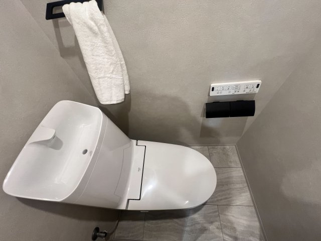 温水洗浄便座付トイレは温水洗浄機能により、暖かい水でおしりを洗浄することができ、冷たい水を使う従来の便座に比べ、温水洗浄機能で暖かいトイレを提供し、快適な使用を可能にします。